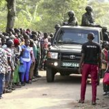 Les forces de sécurité ougandaises tentent de maintenir le calme au milieu de mla foule après l'attaque.